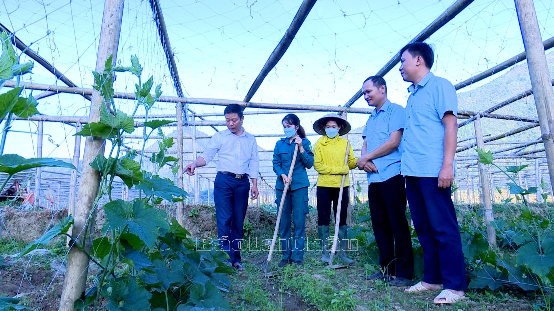 Đại biểu xã Mường Kim, huyện Than Uyên thường xuyên xuống cơ sở hướng dẫn bà con phát triển kinh tế. Đại biểu xã Mường Kim, huyện Than Uyên thường xuyên xuống cơ sở hướng dẫn bà con phát triển kinh tế.